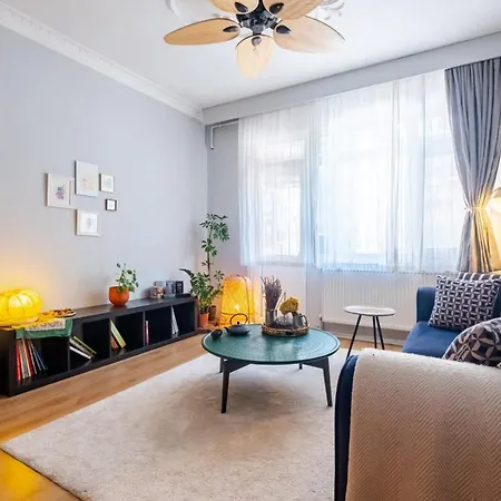 Eclectic Flat Near Metro With Terrace In Kadikoy Apartment